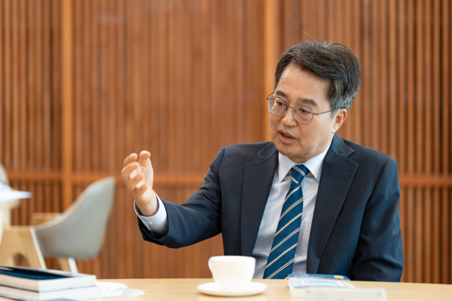 김동연 경기도지사가 집무실 벽면 한쪽에 걸린 장애인 화백의 작품에 대해 설명하고 있다.