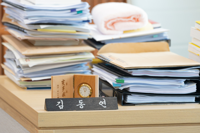 인터뷰를 마치고 기념촬영을 하는 김동연 경기도지사와 김건표 대경대학교 교수