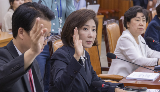 국민의힘 법사위원들이 19일 국회 법제사법위원회 법안심사제1소위원회에서 김용민 위원장에게 의사 진행 발언을 요청하고 있다. 이날 법사위 소위에서는 12·3 비상계엄의 후속조치 및 제보자 보호 등에 관한 특별법안