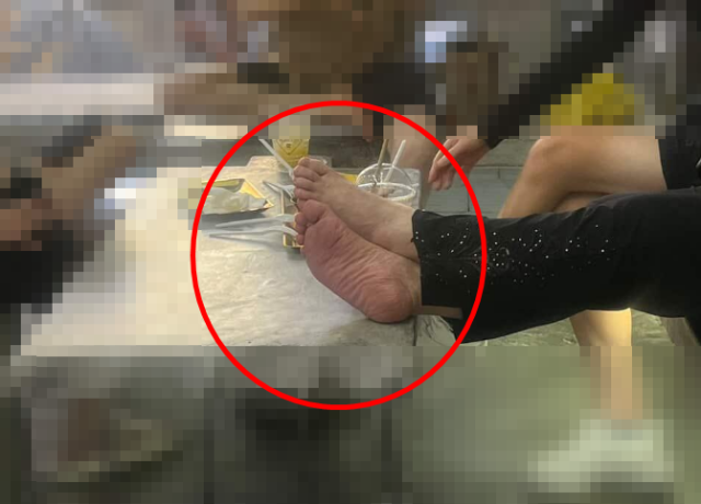 최근 해외 여행지와 비행기, 공항 라운지 등 공공장소에서 맨발을 드러내는 이른바 