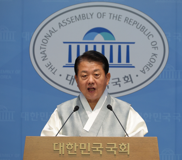 더불어민주당 김병주 의원이 15일 서울 여의도 국회 소통관에서 국회 공식행사 때 의원들의 한복 착용을 제안하는 기자회견을 하고 있다. 연합뉴스