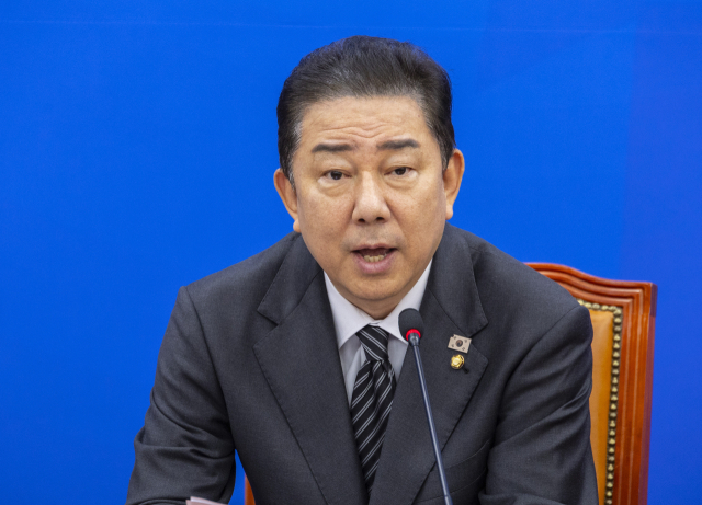 더불어민주당 김병기 원내대표가 23일 국회에서 열린 원내대책회의에서 정기국회 내 쟁점법안 처리 의지를 밝히고 있다. 연합뉴스