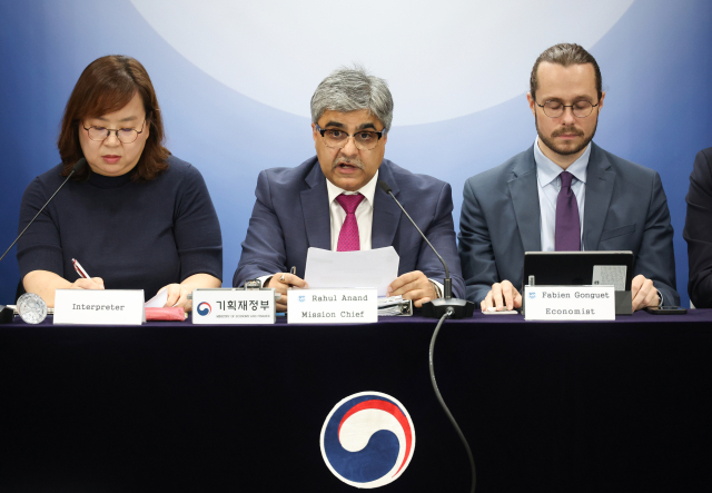 라훌 아난드 IMF 한국 미션단장이 24일 정부서울청사에서 2025년 IMF 연례협의 결과 브리핑을 하고 있다. 연합뉴스