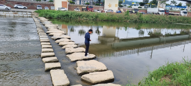 김천시 직원이 하천의 수질을 점검하고 있다. 김천시 제공
