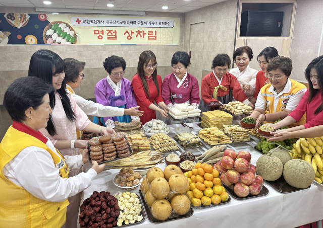 대구 달서구에 사는 다문화가족 여성들이 적십자봉사회 달서구협의회 회원들과 함께 추석맞이 명절 상차림 활동을 하며 한국 문화를 배우고 있다. 대한적십자사 대구지사 제공