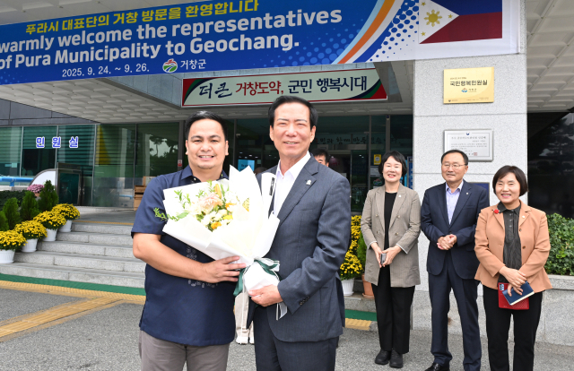 구인모 거창군수가 거창군을 방문한 필리핀 푸라 시 존 폴 발모레스 시장에게 방문을 축하한다며 꽃다발을 전달했다.거창군 제공