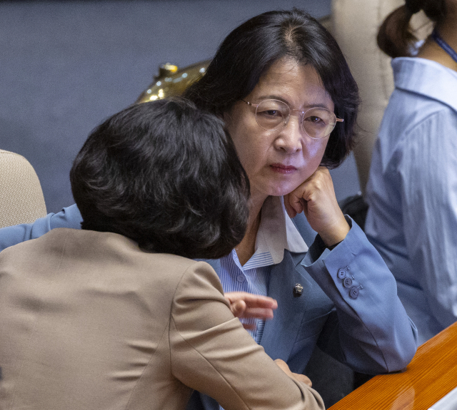 국회 법제사법위원장인 더불어민주당 추미애 의원 17일 국회 본회의장에서 열린 경제에 관한 대정부 질문에 참석해 서미화 의원과 대화하고 있다. 연합뉴스