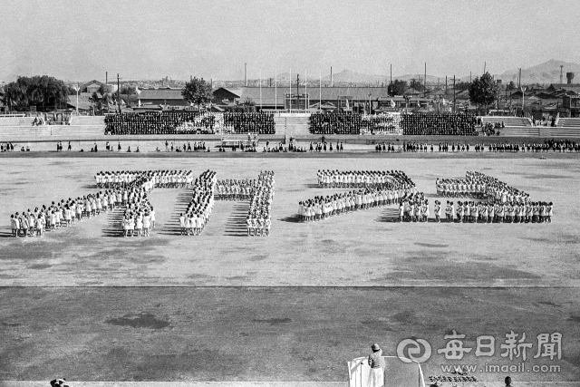 1962년 제43회 전국체전 개막을 하루 앞둔 10월 23일 효성여고생들이 종합운동장에서 