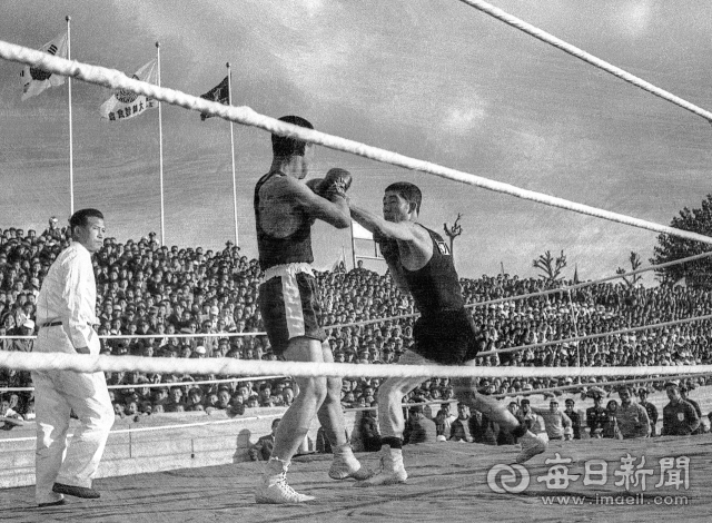 1962년 10월 25일 대구 종합운동장 북편 권투장에서 제43회 전국체전 권투 경기가 열리고 있다. 야외 특설링에서 열린 권투 경기는 당시 큰 인기 종목이었다. 사진=매일아카이빙센터