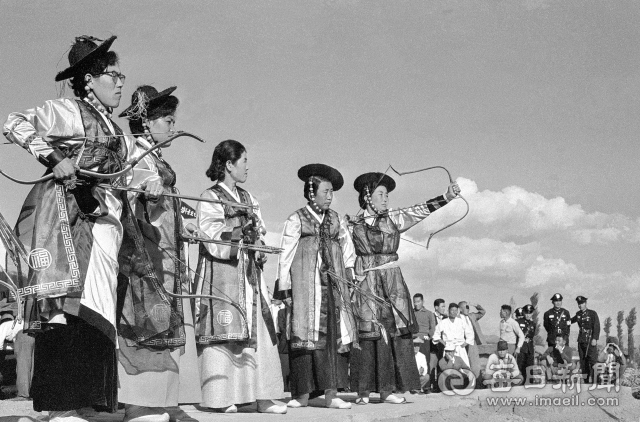 1962년 10월 24일 오후 대구 팔달교 아래 백사장에서 열린 제43회 전국체전 궁도대회에 참가한 여성 선수가 힘차게 활 시위를 당기고 있다. 사진=매일아카이빙센터