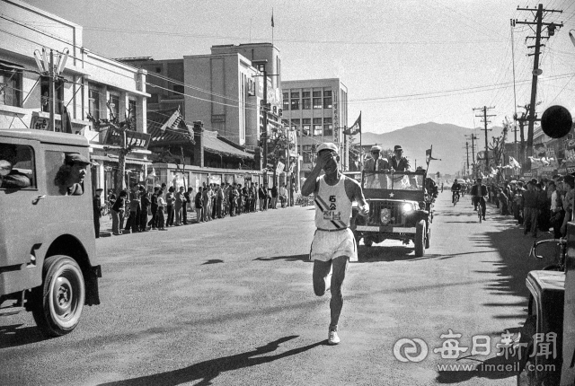 1962년 10월 26일 제43회 전국체전 마라톤에서 전남 대표 김연범 선수가 중앙통(로)을 달리고 있다. 종합운동장을 출발해 반야월, 청천역 반환점으로 돌아오는 풀 코스에서 김 선수는 2시간 23분 56초로 한국신기록을 수립하며 1위로 골인했다. 사진=매일아카이빙센터