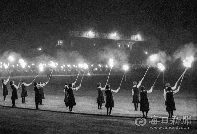 1962년 10월 29일 오후 제43회 전국체육대회가 폐막돼 제일여중생들이 대구종합운동장에 횃불을 밝혀 석별의 정을 나누고 있다. 사진=매일아카이빙센터