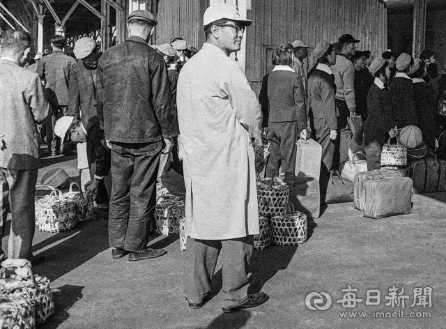 1962년 10월 29일 제43회 전국체육대회를 마친 타지 선수와 임원들이 대구 특산품인 능금을 사 대구역에서 귀갓길에 오르고 있다. 사진=매일아카이빙센터