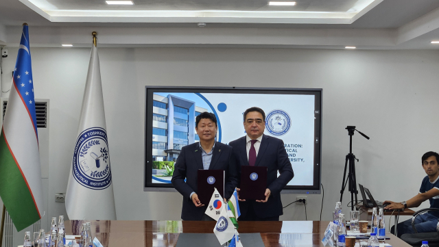 립창원대 박민원 총장이 타슈켄트파머시연구원과 국제협정을 체결하고 있다.
