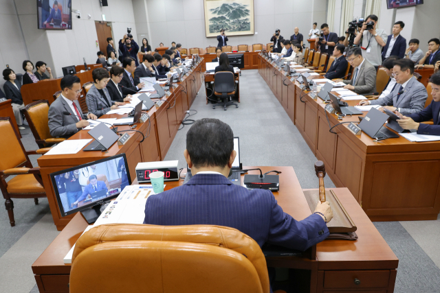 김병기 국회 운영위원회 위원장이 24일 서울 여의도 국회에서 열린 운영위원회 전체회의에서 의사봉을 두드리고 있다. 연합뉴스