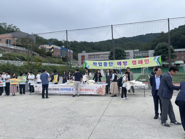 김천교육지원청(교육장 모태화) Wee센터는 24일, 김천시 상담복지센터와 함께 성의중학교 등굣길에서 학생 약 220명을 대상으로 