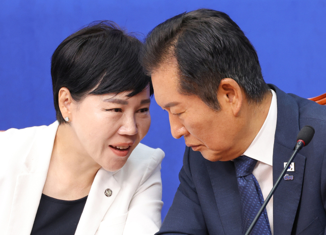 더불어민주당 정청래 대표와 전현희 최고위원이 24일 서울 여의도 국회에서 열린 최고위원회의에서 대화하고 있다. 연합뉴스