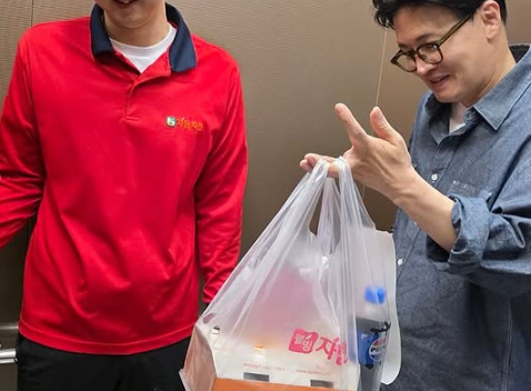 치킨 배달에 나선 한동훈 전 국민의힘 대표. 인스타그램