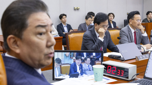 24일 국회에서 열린 운영위원회 전체 회의에서 국회 운영위원장인 더불어민주당 김병기 원내대표와 국민의힘 송언석 원내대표가 자리에 앉아 있다. 연합뉴스