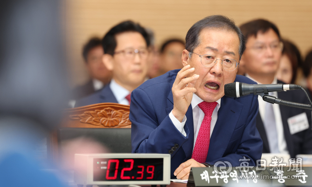 홍준표 대구시장이 지난 2023년 대구시청 산격청사에서 열린 국회 행정안전위원회의 대구시에 대한 국정감사에서 질의에 답변하고 있다. 매일신문 DB