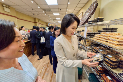 김혜경 여사, 뉴욕 코리아타운 방문…