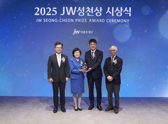 (왼쪽부터) 이경하 JW이종호재단 이사장(JW 회장), 2025 JW성천상 수상자 전진경 아프리카미래재단 짐바브웨지부 메디컬디렉터와 강동원 지부장, 이성낙 JW성천상위원회 위원장(가천대 명예총장)이 기념촬영을 하고 있다. (사진= JW 제공)