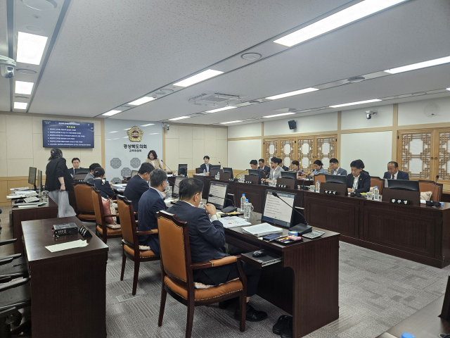 지난 23일 경북도의회 교육위원회가 회의를 갖고 조례안 6건, 동의안 2건, 행정사무감사 계획서 채택의 건 등 총 9건의 안건을 심의했다. 경북도의회 제공
