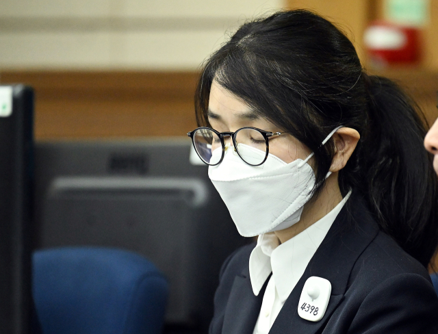도이치모터스 주가조작 혐의와 통일교 금품수수 의혹 등으로 구속기소 된 김건희 여사가 24일 서울 서초구 서울중앙지법에서 열린 첫 재판에 출석해있다. 연합뉴스