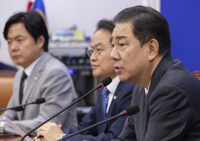 더불어민주당 김병기 원내대표가 25일 국회에서 열린 정책조정회의에서 이날 오후 열릴 본회의에 올라갈 정부조직법 처리 관련 발언을 하고 있다. 연합뉴스