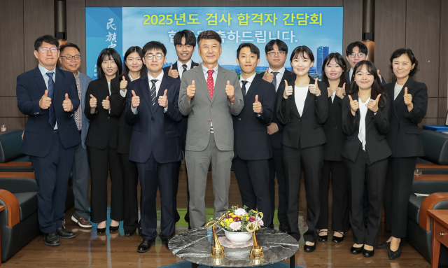 영남대학교가 2025년도 신규 검사 선발시험에서 10명의 합격자를 배출하면서 전국 1위를 기록했다. 사진은 신규 검사 선발시험 합격자 축하 간담회에 참석한 합격자들 모습. 영남대 제공