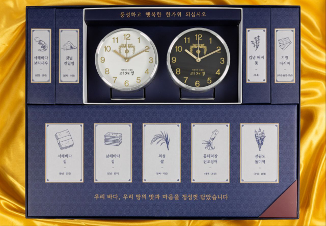 이재명 대통령은 취임 후 첫 명절을 맞이해 산업재해 피해 유족을 비롯한 사회 각계각층에 추석 선물을 전달한다고 23일 대통령실이 밝혔다. 선물 제공 대상에는 각계 주요 인사는 물론 호국영웅과 재난·재해 피해 유족, 사회적 배려 계층 등이 포함됐다. 연합뉴스