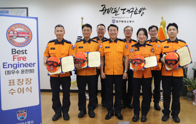 앞줄 왼쪽부터 김창국 소방위, 구태우 소방장, 노영삼 달성소방서장, 전수빈 소방교, 정성배 소방사. 달성소방서 제공.