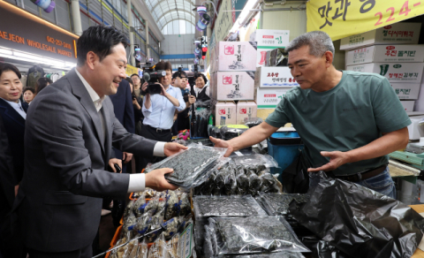 충청 민심잡기 나선 장동혁, 대전 전통시장 찾아 
