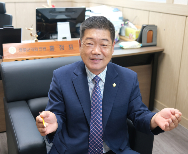 홍점표 영양군의원이 지역의 주요 경제원인 농업사회 발전 방안과 고령화에 따른 일손 부족문제 해결 등에 대해 설명하고 있다. 김영진 기자