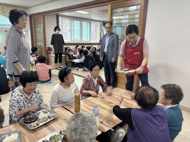 안중곤 대구시 행정국장이 25일 대구 달서구 본동종합사회복지관에서 지역 어르신을 위한 급식 지원 봉사활동에 나서고 있다. 대구시 제공.