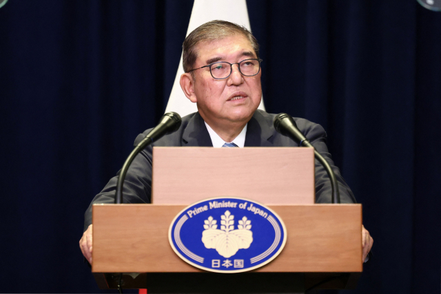 이시바 시게루 일본 총리가 24일(현지시간) 미국 뉴욕에서 기자회견을 하고 있다. 이날 이시바 총리는 전후 80년 메시지를 발표하겠다는 입장을 밝혔다. AFP 연합뉴스