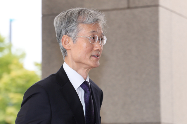조희대 대법원장이 25일 서울 서초구 대법원으로 출근하고 있다. 연합뉴스