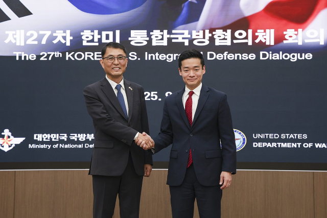 23∼24일 서울에서 열린 제27차 한미 통합국방협의체(KIDD) 회의에 한국 국방부의 윤봉희 국방정책실장 대리(왼쪽)와 미국 국방부의 존 노 동아시아부차관보가 양측 대표로 참석했다. 연합뉴스