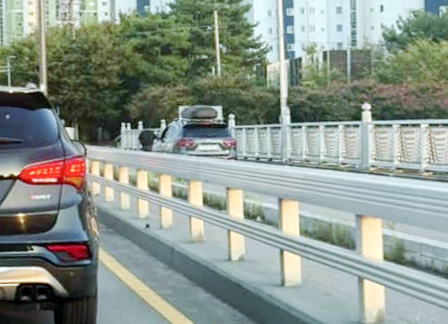 첨단대교 인도 달리는 SUV. SNS 캡처/