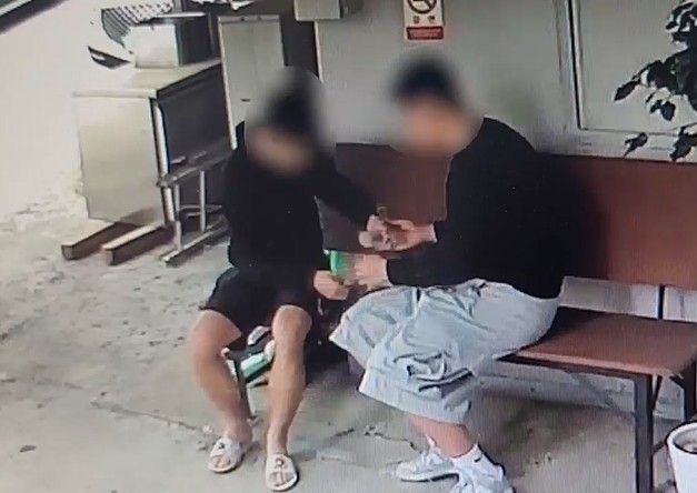 돈을 훔친 뒤 나누는 모습. 대전경찰청 제공.