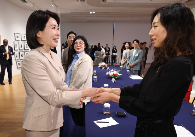 이재명 대통령과 미국을 방문 중인 김혜경 여사가 25일(현지시간) 뉴욕한국문화원에서 열린 차세대 예술가 간담회에서 사회자인 가수 이소은 씨와 인사하고 있다. 연합뉴스