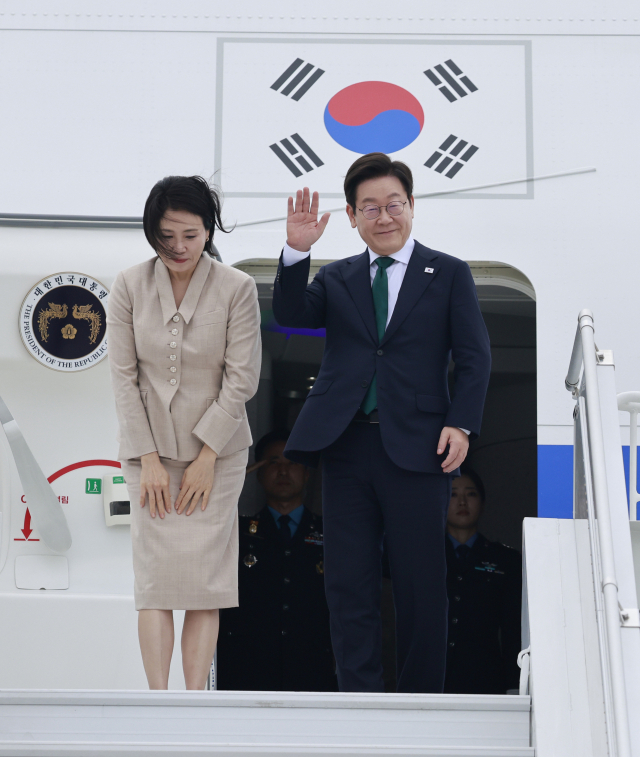 미국 방문 일정을 마친 이재명 대통령과 김혜경 여사가 25일(현지시간) 뉴욕 JFK공항 공군 1호기에서 인사하고 있다. 연합뉴스