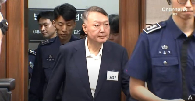 윤석열 전 대통령이 26일 특수공무집행방해 혐의 재판 첫 공판에 출석한 모습. 채널A 방송화면 갈무리