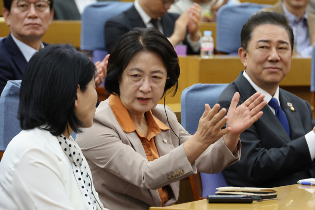 국회 법제사법위원장인 추미애 의원과 과학기술정보방송통신위원장인 최민희 의원이 26일 서울 여의도 국회에서 열린 디지털자산 리더십 포럼에서 대화하고 있다. 연합뉴스