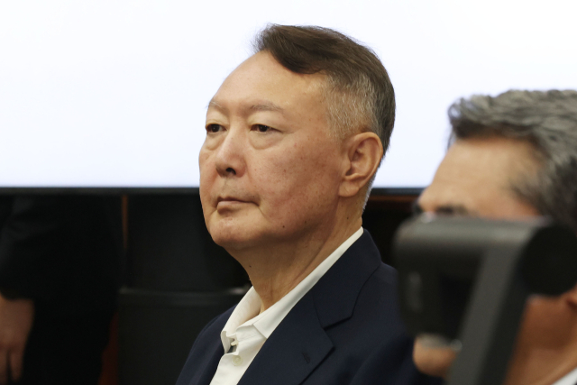 윤석열 전 대통령이 26일 서울 서초구 서울중앙지법에서 열린 특수공무집행방해, 직권남용 권리행사방해 등 혐의 사건 1차 공판에 출석해 있다. 연합뉴스