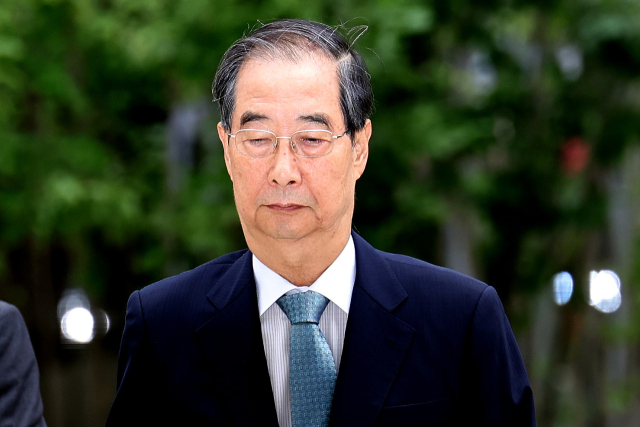 서희건설 관련 금품수수 및 인사청탁 의혹을 받는 한덕수 전 국무총리가 9일 서울 종로구 KT광화문빌딩에 마련된 김건희 여사 관련 의혹을 수사하는 민중기 특별검사팀 사무실에 출석하고 있다. 연합뉴스