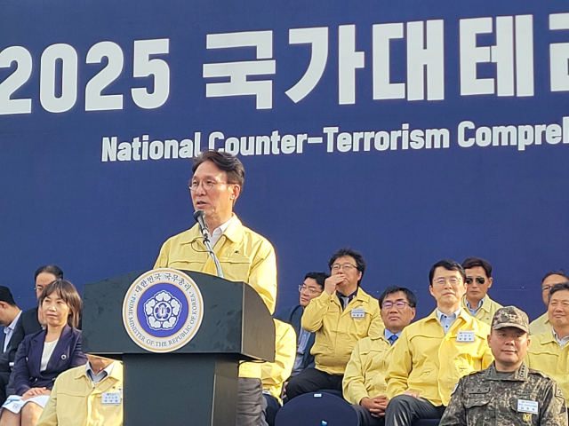 김민석 국무총리가 26일 경주 한국원자력연구원 양성자과학연구단에서 열린 2025년 국가 대테러종합훈련을 참관한 뒤 안전한 APEC을 강조하고 있다. 박승혁 기자