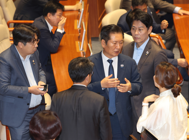 더불어민주당 정청래 대표가 26일 서울 여의도 국회 본회의에서 정부조직법 개정안에 대한 필리버스터 종결 동의를 표결하는 투표를 한 뒤 의원들과 대화하고 있다. 연합뉴스