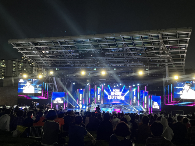 26일 오후 코오롱야외음악당을 찾은 시민들이 무대를 응시하고 있다. 정두나 기자.