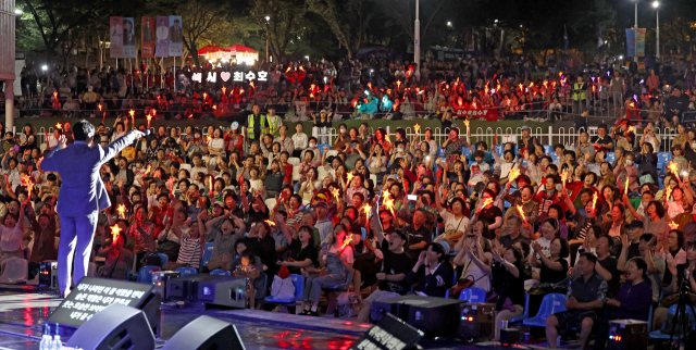 2025 파워풀 대구가요제가 26일 대구 두류공원 코오롱야외음악당에서 열려 1만5천여 명(오프라인 1만·온라인 5천)의 시민들이 참가자와 초대 가수의 노래를 즐기고 있다. 김영진 기자 kyjmaeil@imaeil.com